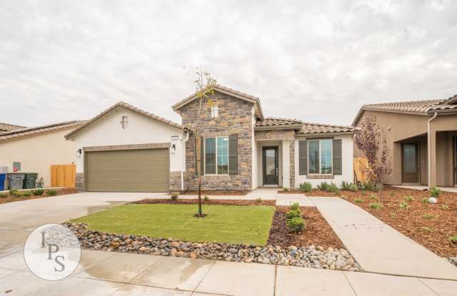 2022 South/East Fresno Home, 4BR/2BA - Lots of Amenities!