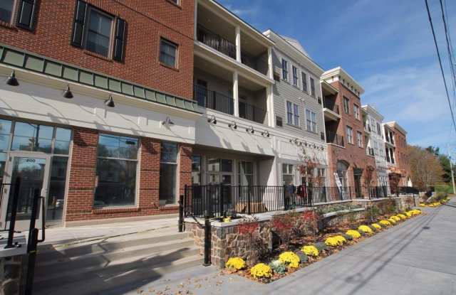 200 N SYCAMORE Street unit: 2I