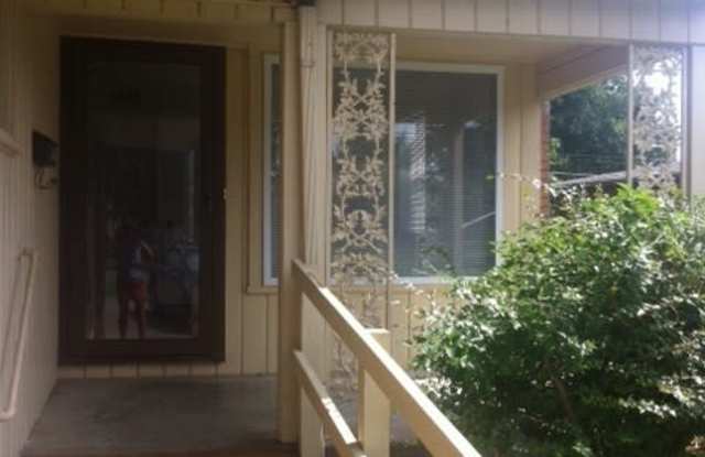 Florence Park South - 2 Bed 1 Bath 1 Garage, Fenced Yard! Large Kitchen!