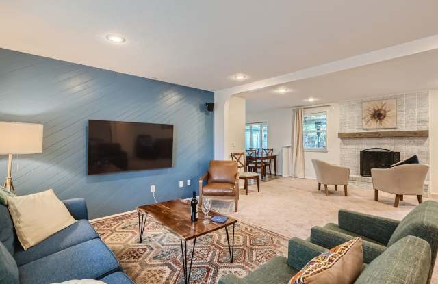 Beautiful 5 BDR Louisville Home/ Private Backyard