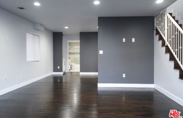 2114 1/2 S Ridgeley Dr