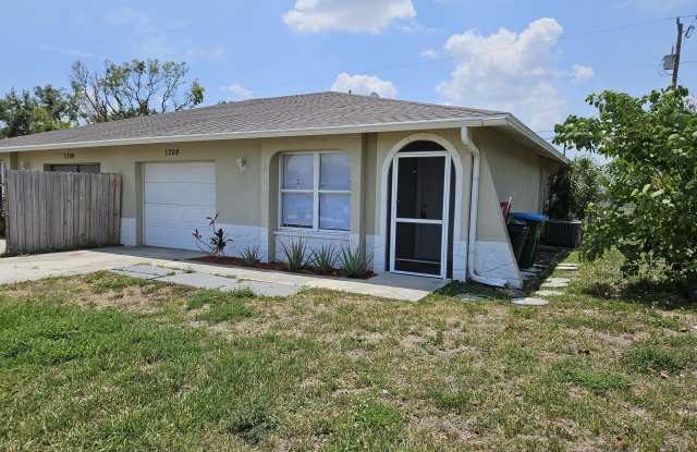 1306-1308 NE 8th Place - 1308