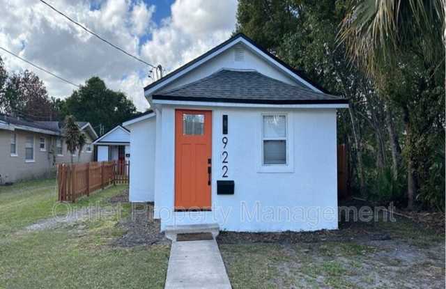 922 La Salle Ave