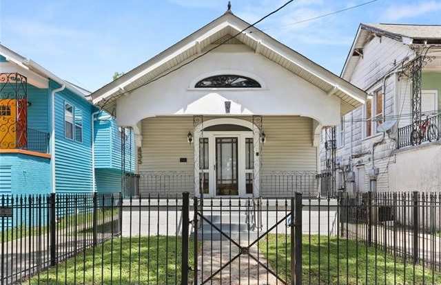 435 S NORMAN C FRANCIS Parkway