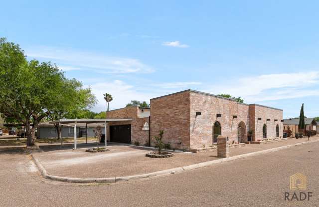 Charming Country Retreat with Modern Elegance