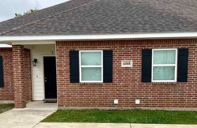 Modern 3B/2B Duplex Available in South Lake Charles