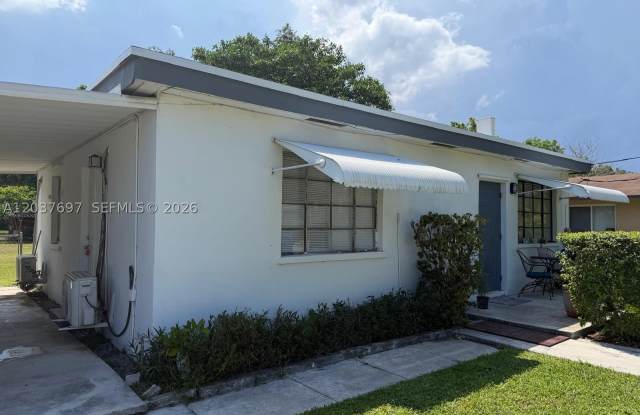 1324 N 58 AVE