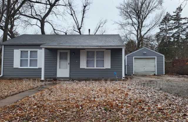 2517 SW Edgewater Terr