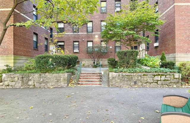 Photo of 321 Larchmont Acres W unit: 1B