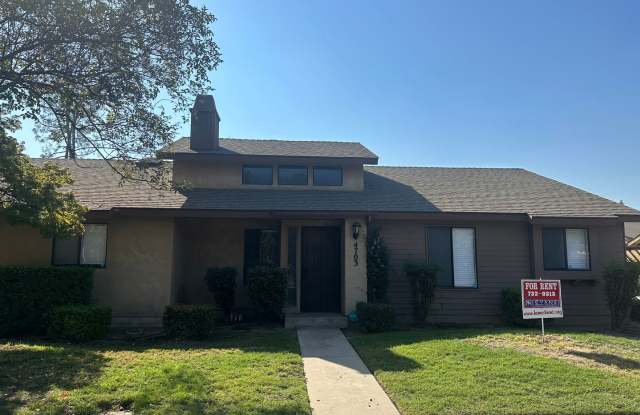 Clean condo centrally located in Visalia with new flooring and paint!