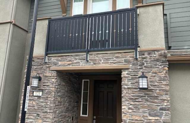 Auburn Grove Livermore 4 bed / 3.5 bath, three story end unit townhouse, close to downtown, parks and trails