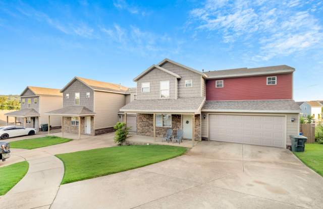 4 Bedroom 2.5 Bath Townhome near Centennial Park! Fenced Yard!