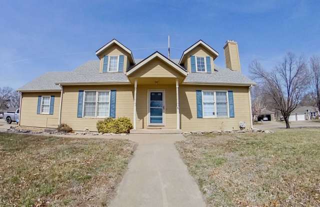 Beautiful Single Family Home on the West-Side + Fully Fenced in Yard + Close to Anneberg Park! Available June 20th!