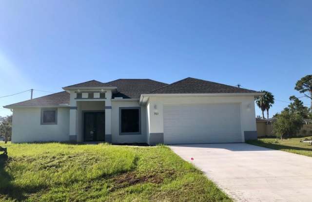 701 W 7th st - 701 West 7th Street, Lehigh Acres, FL 33972