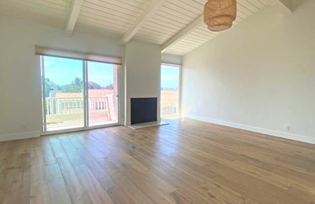 Stunning light and bright 3b/3b Malibu townhome with Pacific Ocean Views