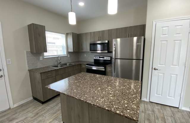 5205 North Hiawatha Drive5205-04