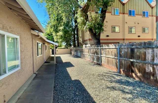 **Pre-Leasing for Summer 2026** Nice home with private front yard