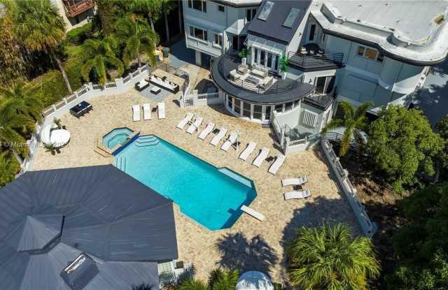 2827 S Indian River Dr