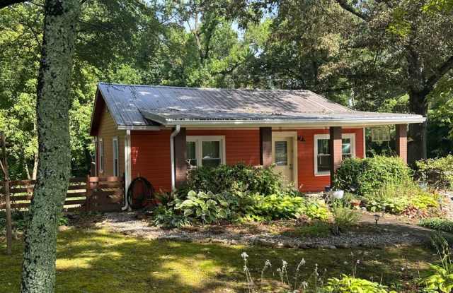 2 bedroom / 2 bathroom East side Cottage