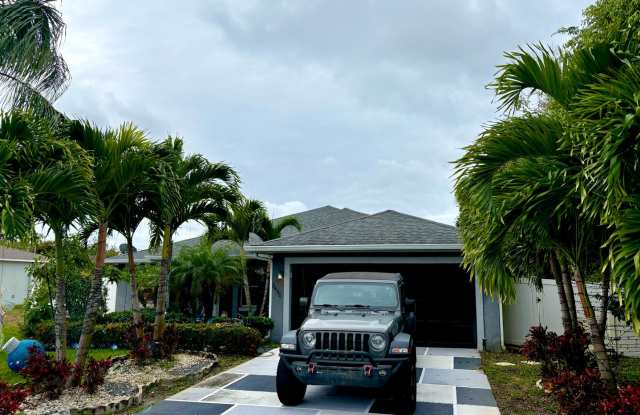 Spacious updated 4/2/2 Home Centrally Located in PSL!