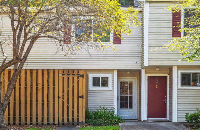 AVAILABLE NOW!! 2 Bedroom 2.5 Bathroom Townhome - Furnished!