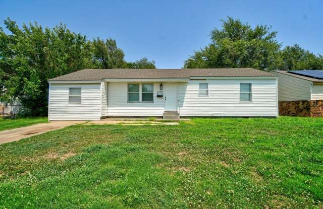 Charming 3-Bedroom Home with Modern Upgrades  Spacious Backyard in Midwest City, OK!