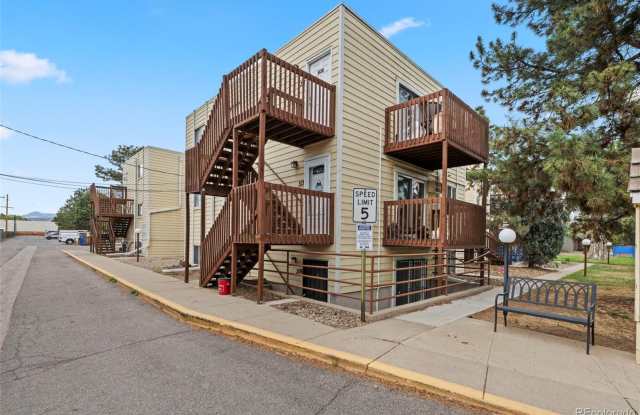 Adorable 2-Bedroom Condo Near Old Town Arvada