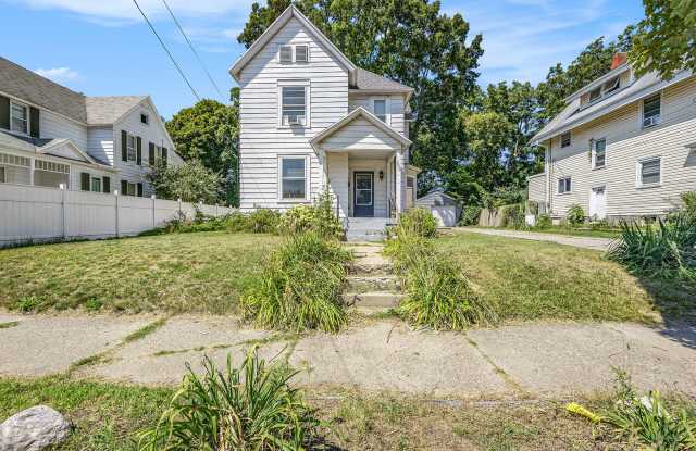 Spacious 5BR/2.5BA in Creston with Garage & Fenced Backyard