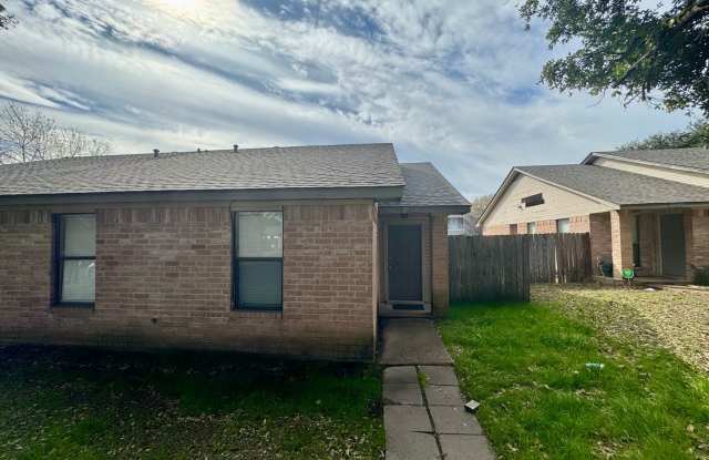 AUGUST PRE-LEASE!!! 3 Bedroom 2 Bathroom Duplex on Bus Route