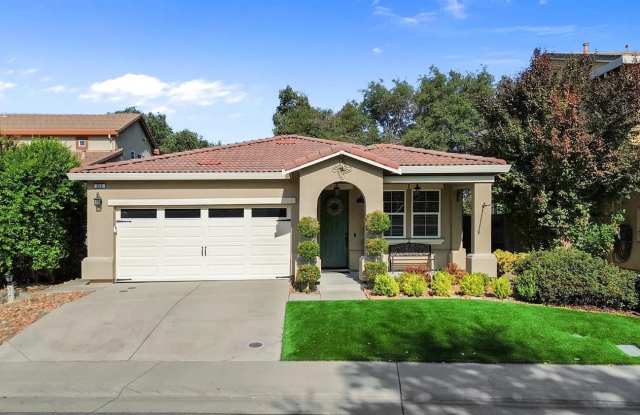 325 Indian Runner Court