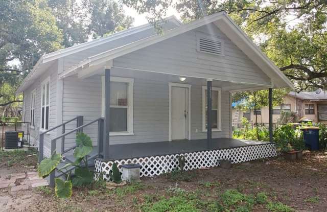 Bartow 3/1 with Large Backyard - Move in Ready!