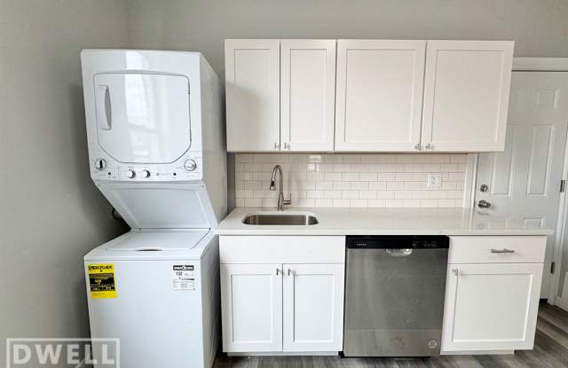 Photo of 1546 W Walton St