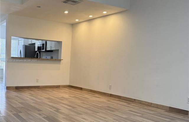 7824 Dixie Beach Cir