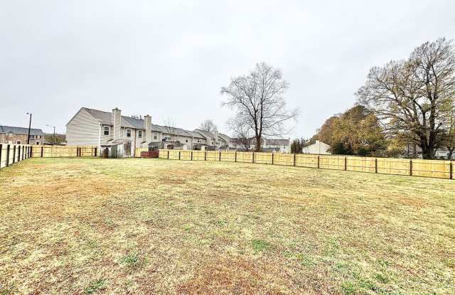 Glenleigh 1st-time Rental! Pet-Friendly, End-Unit Townhome, Cul-De-Sac with HUGE fenced backyard!