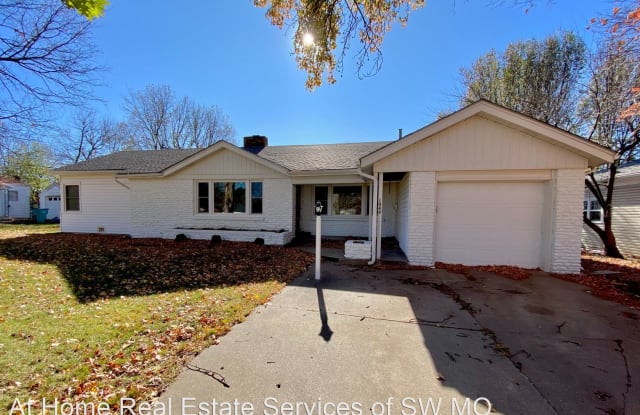 1044 E Linwood Dr - 1044 East Linwood Drive, Springfield, MO 65807