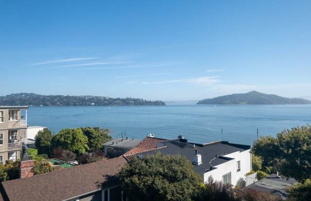 Stunning, Newly Remodeled, Top Floor Flat, Huge Private Deck, Bay Views, Laundry! Parking! PROGRESSIVEROGRESSIVE!