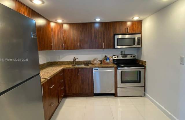 Photo of 2450 NE 135th St