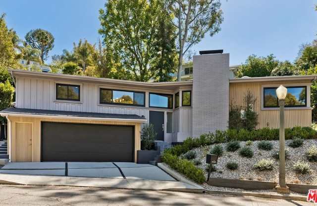 3141 Lake Hollywood Dr