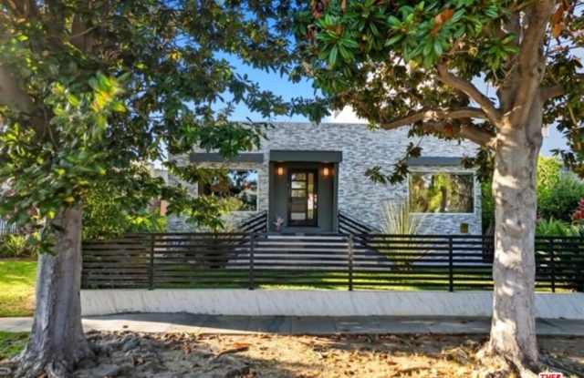 Photo of 10915 Ayres Ave