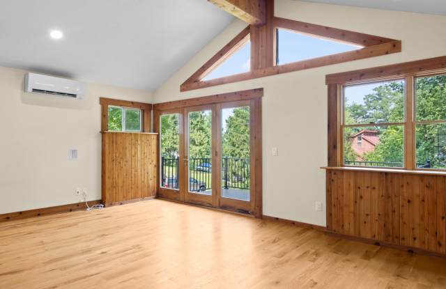 Cat-friendly 3-Bedroom Home with Peekaboo Views of Silver Lake