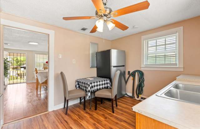 1514 ½ Augusta Ave – Special Offer: December Rent Free When You Move In on or Before Dec 15!