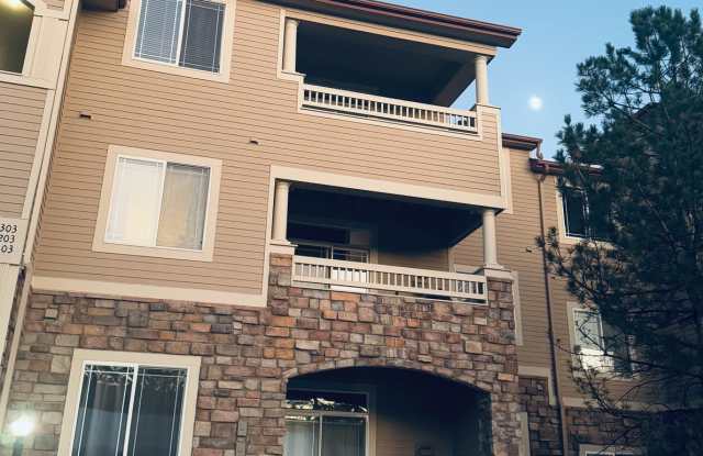 SW Littleton Top Floor Condo with Mountain Views!