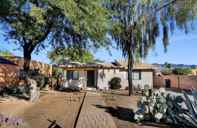 1439 E Blacklidge Drive