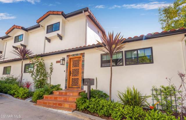 Photo of Must see this luxurious short-term, furnished, 3 bedroom + 3 bathroom rental home