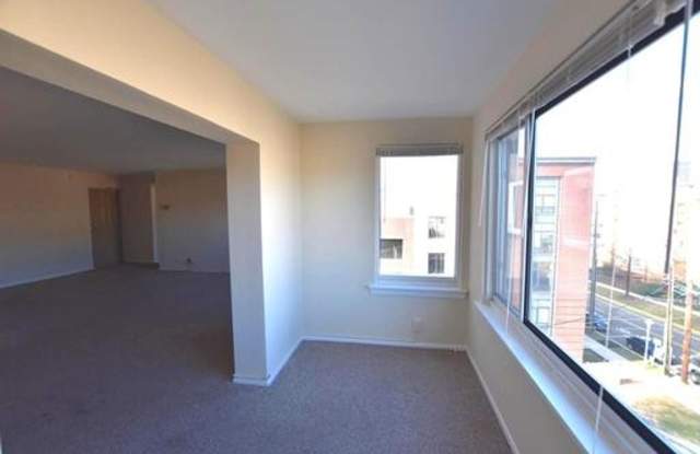 SUNNY & SPACIOUS 2 BR CONDO IS AVAILABLE IN COLLEGE PARK WALKING DISTANCE TO UMD