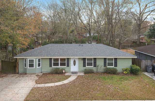 Photo of Spacious and Convenient Location! 3 Bedroom, 1.5 Bathroom off of Siegen and Perkins!