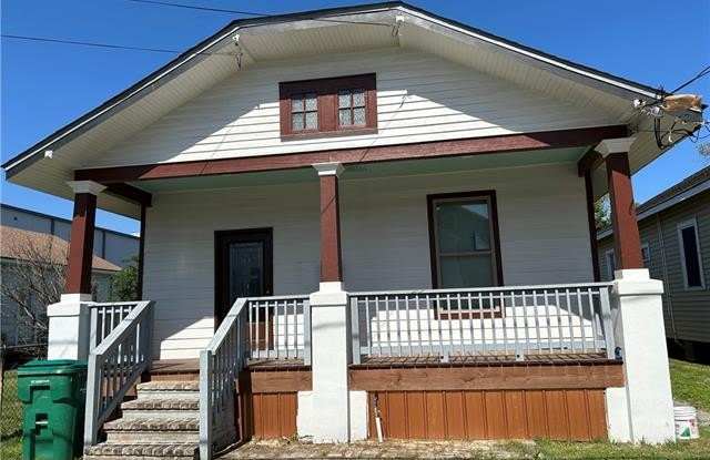 417 CHALMETTE Street