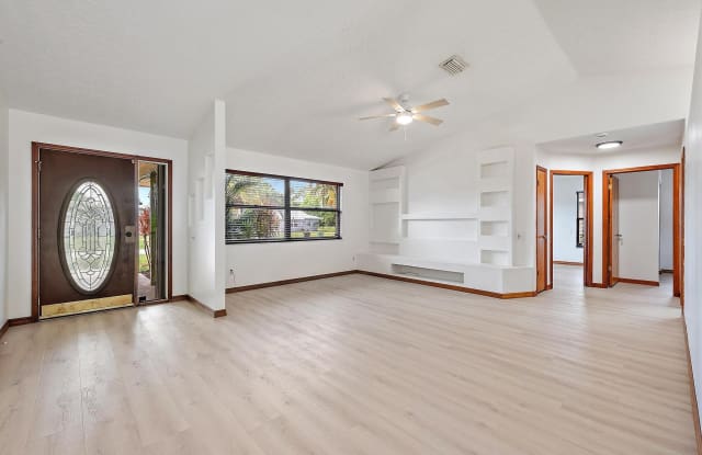 489 SE Evergreene Terrace