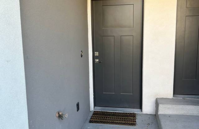 Photo of BEAUTIFUL TOWNHOME!