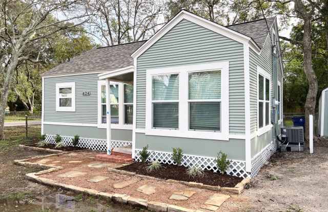 Photo of Adorable 2/1/1 Craftsman Bungalow in Angleton!